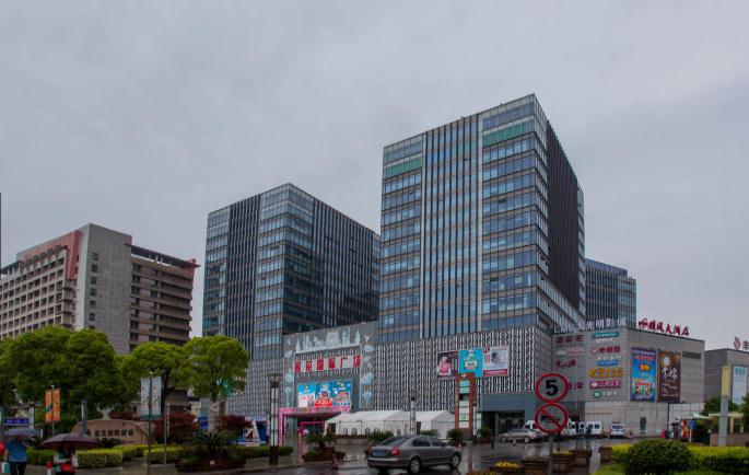 上海蓮花國際廣場：地鐵上蓋，交通樞紐旁的都市綠洲
