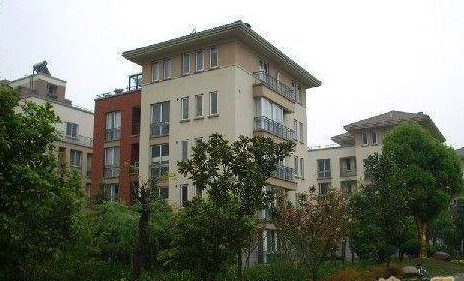 上海格蘭云天別墅區(qū)：高端居住品質(zhì)，便捷交通生活
